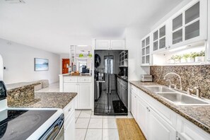 Réfrigérateur, four à micro-ondes, un four, surface de cuisson