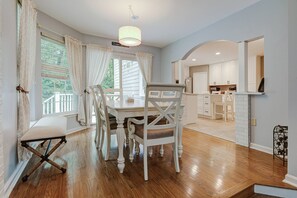 Dining - Spacious 4BR/4BA Family Retreat Sleeps 12 | Private Beach Club & 5 Pools access & Stunning Backyard (Ocean Pines)