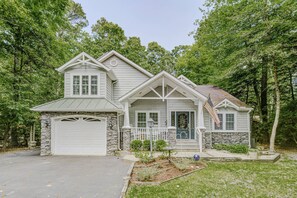 Exterior - Spacious 4BR/4BA Family Retreat Sleeps 12 | Private Beach Club & 5 Pools access & Stunning Backyard (Ocean Pines)