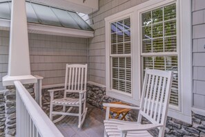 Terrace/patio - Spacious 4BR/4BA Family Retreat Sleeps 12 | Private Beach Club & 5 Pools access & Stunning Backyard (Ocean Pines)