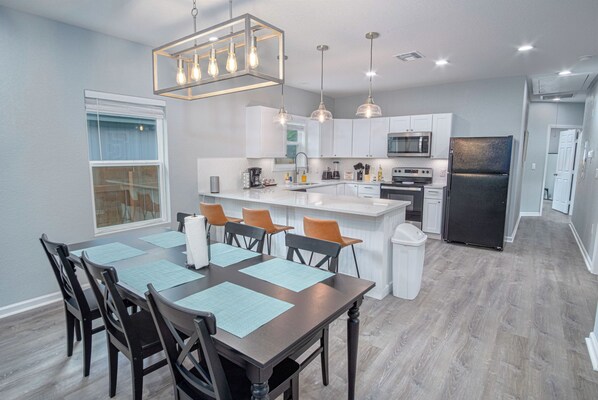 Microwave, oven, stovetop, cookware/dishes/utensils - Newly Remodeled 4BR 2BA Near Amazing Downtown (San Antonio)