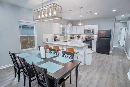 Newly Remodeled 4BR 2BA Near Amazing Downtown