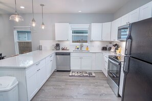 House (4 Bedrooms) | Private kitchen | Microwave, oven, stovetop, cookware/dishes/utensils