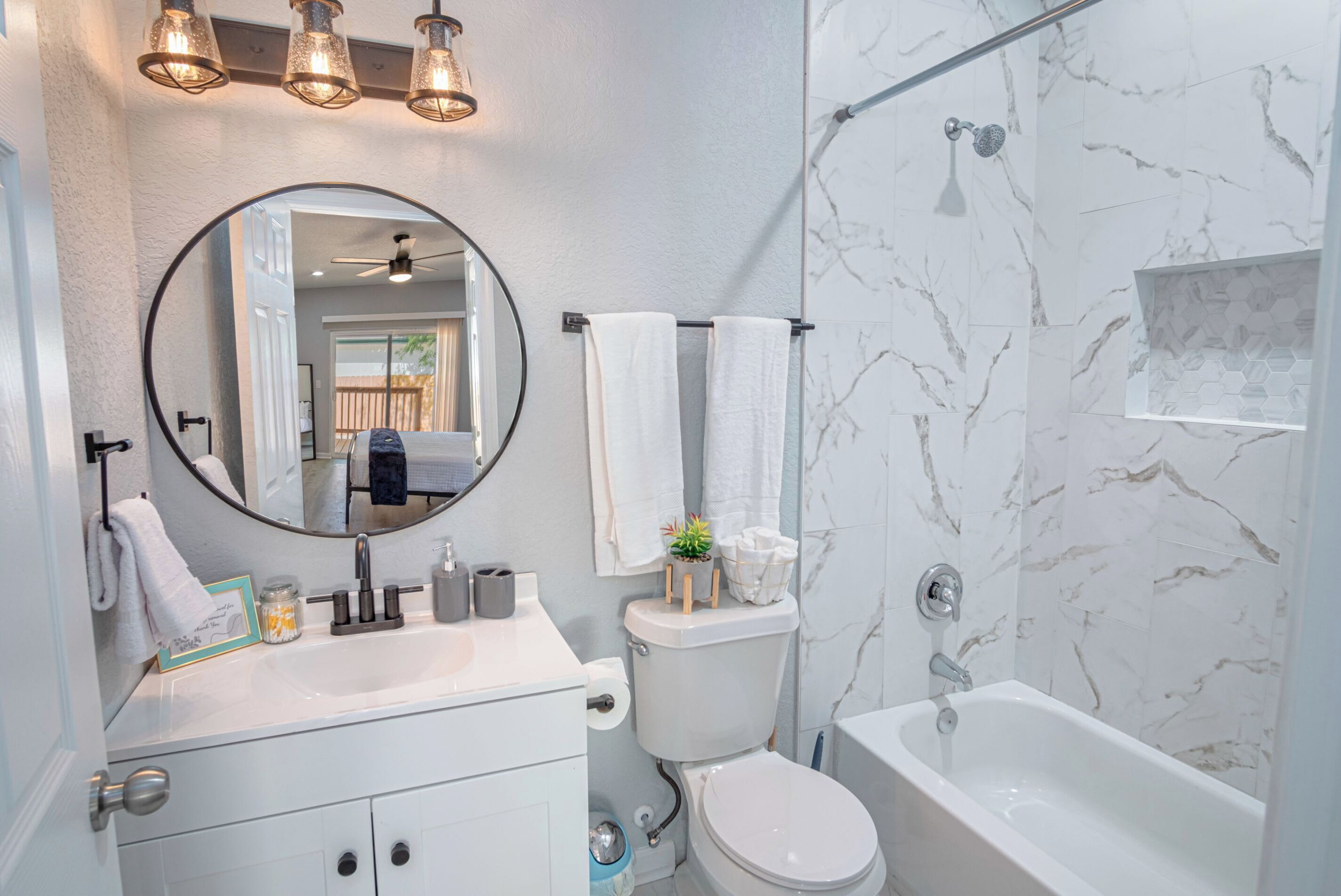 House (4 Bedrooms) | Bathroom | Combined shower/bathtub, towels, soap, shampoo