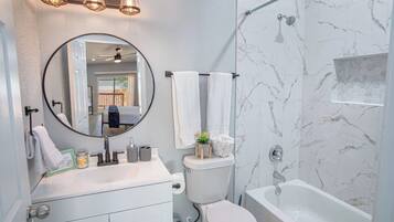 House (4 Bedrooms) | Bathroom | Combined shower/bathtub, towels, soap, shampoo