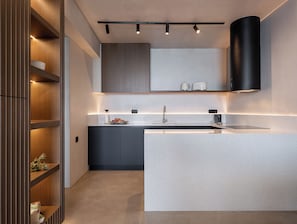 Réfrigérateur, micro-ondes, four, cafetiÚre/bouilloire