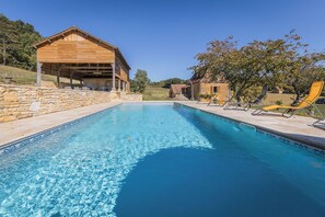 حمّام سباحة خارجي، حمّام سباحة مُدفَّأ