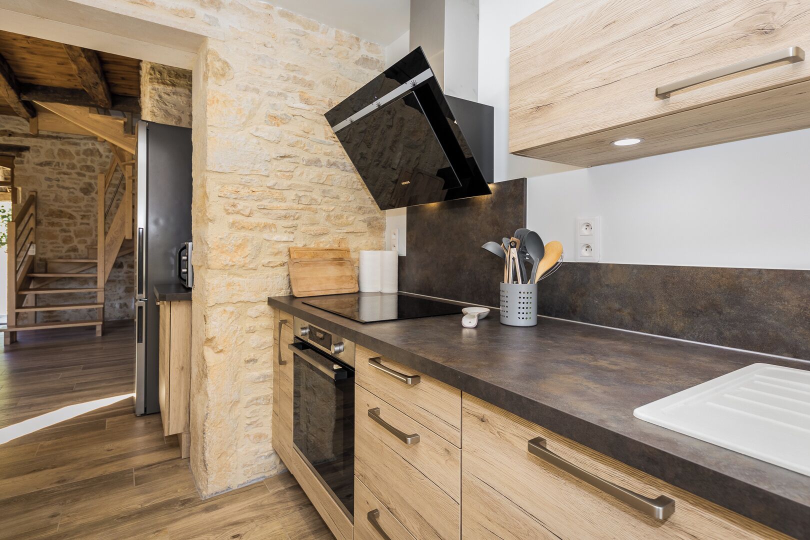 Réfrigérateur, micro-ondes, four, plaque de cuisson