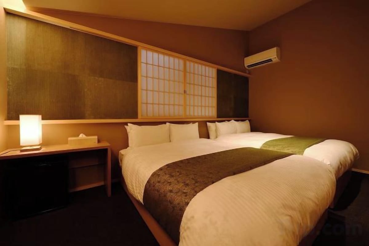 Desk, laptop workspace, WiFi (free), bed sheets