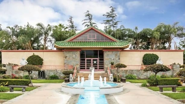 A building with a tiled roof, a central fountain, and stone walls. - 45% OFF 5B/3B 2 Master Bedrooms Close Pasadena, DTLA, Arcadia - Best Locations (Monrovia)