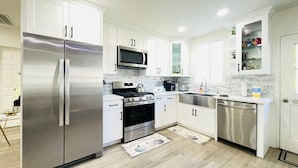 A modern kitchen with white cabinets, stainless steel appliances, and a tiled backsplash. - 45% OFF 5B/3B 2 Master Bedrooms Close Pasadena, DTLA, Arcadia - Best Locations (Monrovia)