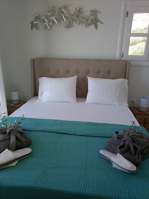3 bedrooms, in-room safe, iron/ironing board, travel cot
