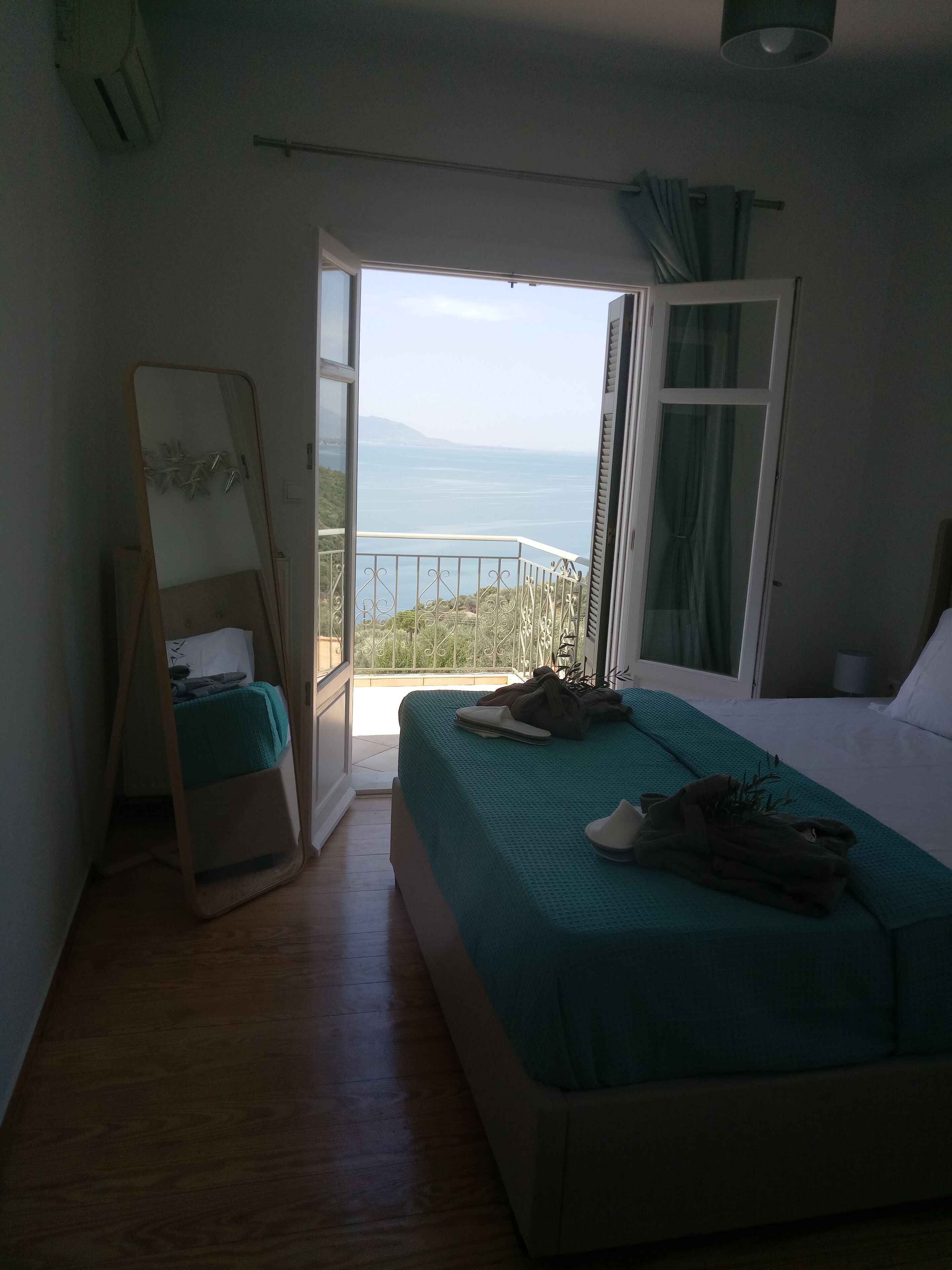 3 bedrooms, in-room safe, iron/ironing board, travel cot