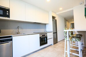 Kühlschrank, Mikrowelle, Ofen, Geschirrspüler