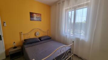 2 habitaciones, tabla de planchar con plancha y ropa de cama