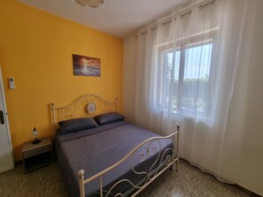 2 habitaciones, tabla de planchar con plancha y ropa de cama 