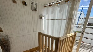A wooden staircase leading to a balcony with a view of the outside. - Authentic wooden chalet with sea view sleeps 4 (Gruissan)