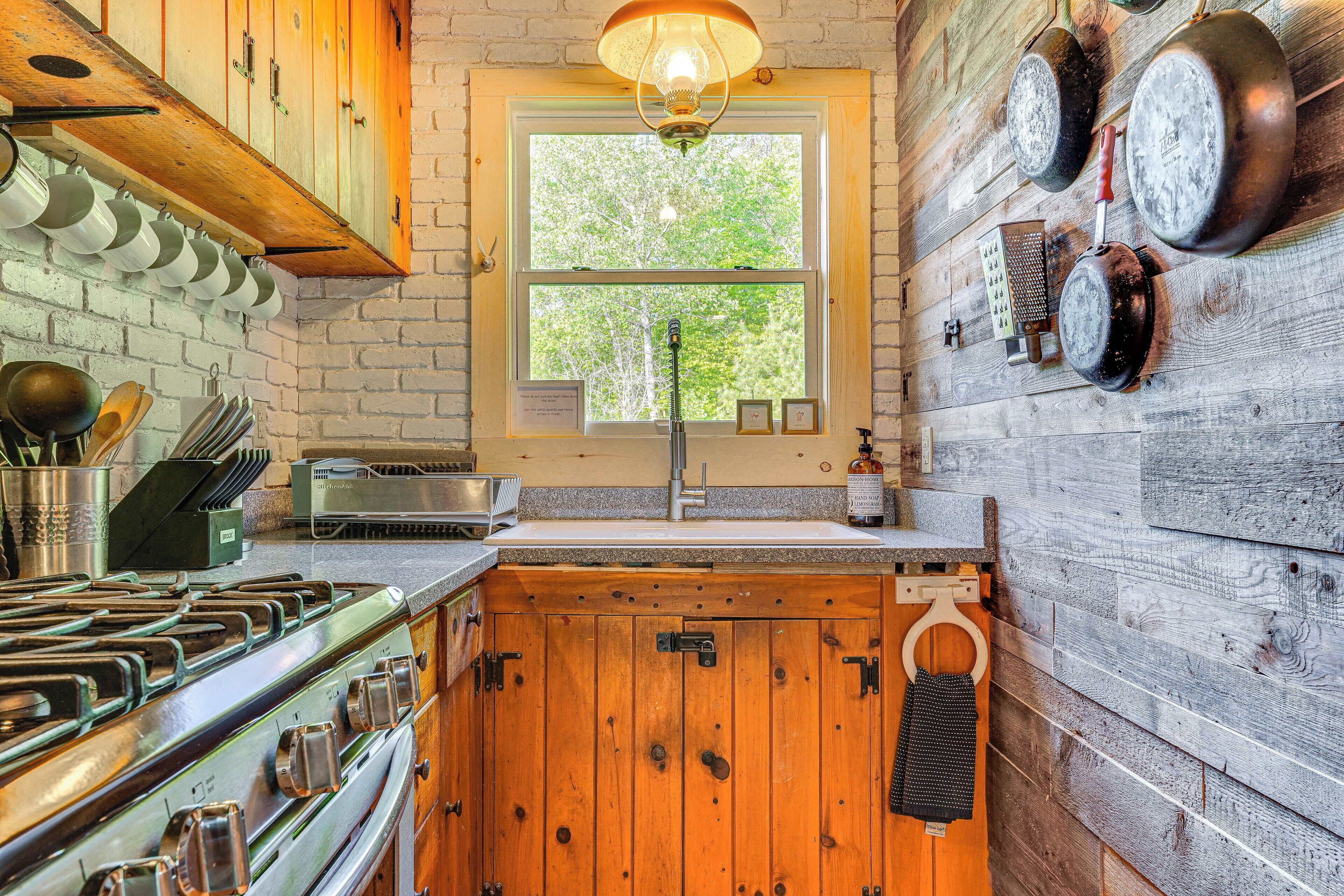 Réfrigérateur, micro-ondes, plaque de cuisson, cafetière/bouilloire