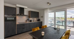 Kühlschrank, Mikrowelle, Herdplatte, Geschirrspüler