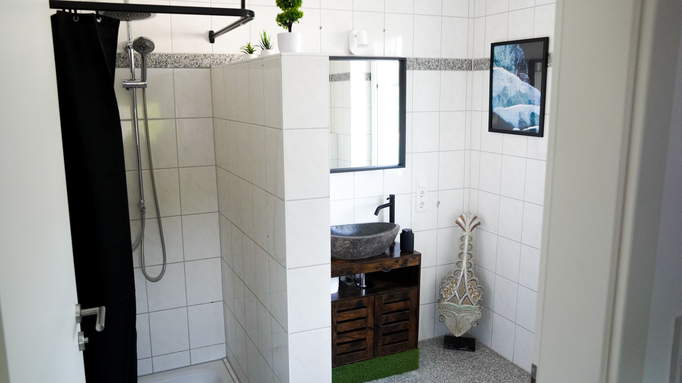 Een douche, een haardroger, handdoeken, zeep