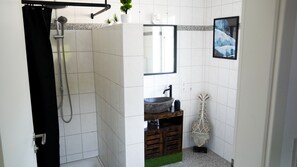 Een douche, een haardroger, handdoeken, zeep