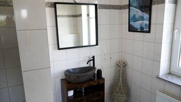 Dusche, Haartrockner, Handtücher, Seife