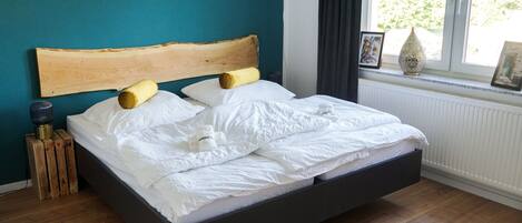 2 bedrooms, desk, free WiFi, bed sheets