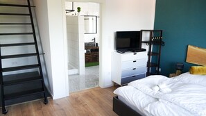 2 bedrooms, desk, free WiFi, bed sheets