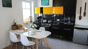 Fridge, oven, stovetop, dishwasher