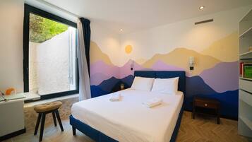 2 slaapkamers, een bureau, een strijkplank/strijkijzer, reisbedje