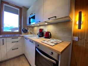 Réfrigérateur, four, lave-vaisselle, cafetière/bouilloire