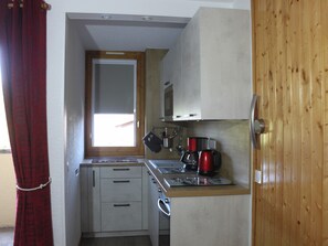 Réfrigérateur, four, lave-vaisselle, cafetière/bouilloire