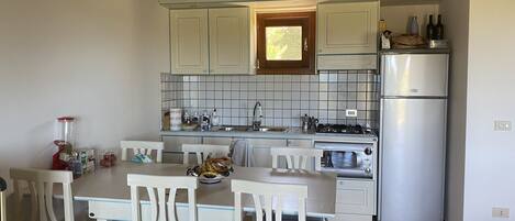 ثلاجة، ميكروويف، موقد طهي مسطح، ماكينة لصنع القهوة/الشاي