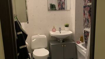 Duschwanne, Handtücher, Seife, Shampoo