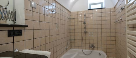 Bathtub, hair dryer, bidet, towels