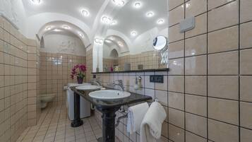 Badewanne, Haartrockner, Bidet, HandtĂŒcher