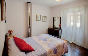 4 bedrooms, bed sheets