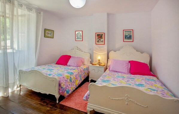4 bedrooms, bed sheets