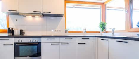 Kühlschrank, Ofen, Geschirrspüler, Wasserkocher mit Kaffee-/Teezubehör