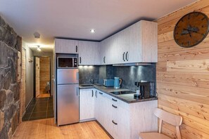 Kühlschrank, Mikrowelle, Herdplatte, Geschirrspüler