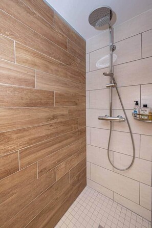 Dusche, Haartrockner, Handtücher, Toilettenpapier