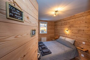 1 habitación, cuna de viaje y ropa de cama 