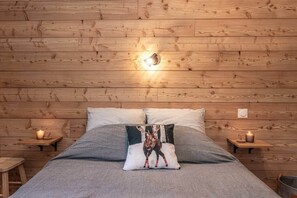 1 bedroom, travel cot, bed sheets