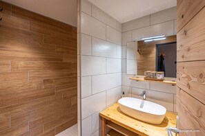 Regadera, secadora de cabello, toallas, papel de baño