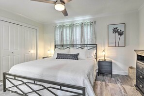 2 bedrooms, iron/ironing board, travel cot, WiFi - Modern Miramar Beach Townhome, Walk to Ocean! (Miramar Beach)