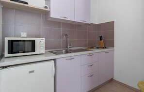 Kühlschrank, Herdplatte, Wasserkocher mit Kaffee-/Teezubehör