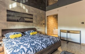 3 bedrooms, travel cot, free WiFi, bed sheets