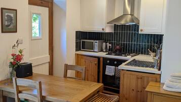 Réfrigérateur, micro-ondes, four, cafetiÚre/bouilloire