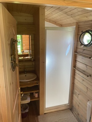 Dusche, Handtücher, Seife, Toilettenpapier