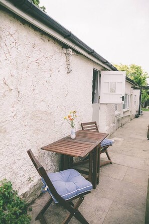 Balcony - Charming 2-bed Cottage in Lymington (Lymington)